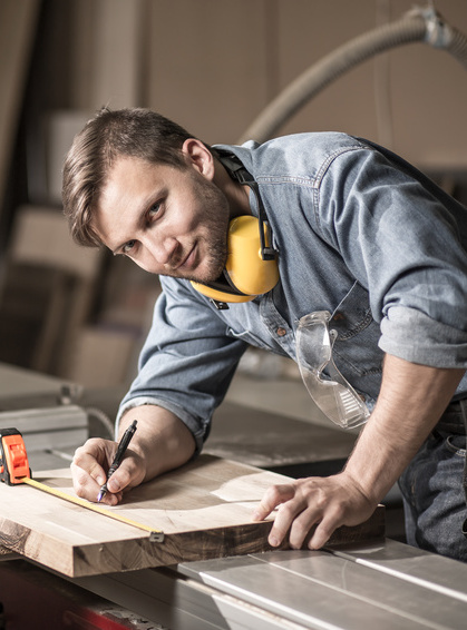 Smiling_craftsman_during_his_work